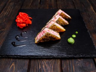 Заказать роллы на любой вкус! Роллы представляют собой разновидность суши. Данное блюдо обрело небывалую популярность не только в Японии, но и во всем мире. Все это благодаря тому, что в состав роллов входят очень вкусные и весьма полезные для организма человека ингредиенты. Они прекрасно между собой сочетаются, поэтому несомненно вызовут восторг даже у самого привередливого гурмана. Приверженцы здорового питания с удовольствием включают в рацион суши и роллы. Но кропотливое создание кулинарного мини-шедевра можно доверить только профессионалам, которые достойно продемонстрируют мастерство и знания в пределах одной порции. Предлагаемое на высоком уровне обслуживание и демократичные цены позволяют включить в меню экзотические блюда, не обременяя кошелек заказчика. С легкостью снимается неловкость при посещении неожиданных гостей, за пару минут оформляется заявка  в Манита.рф и выполняется доставка заказанных порций на ваш адрес. Организовать достойно трапезу позволит наше меню и упаковка, где предусмотрено все необходимое для приема пищи.